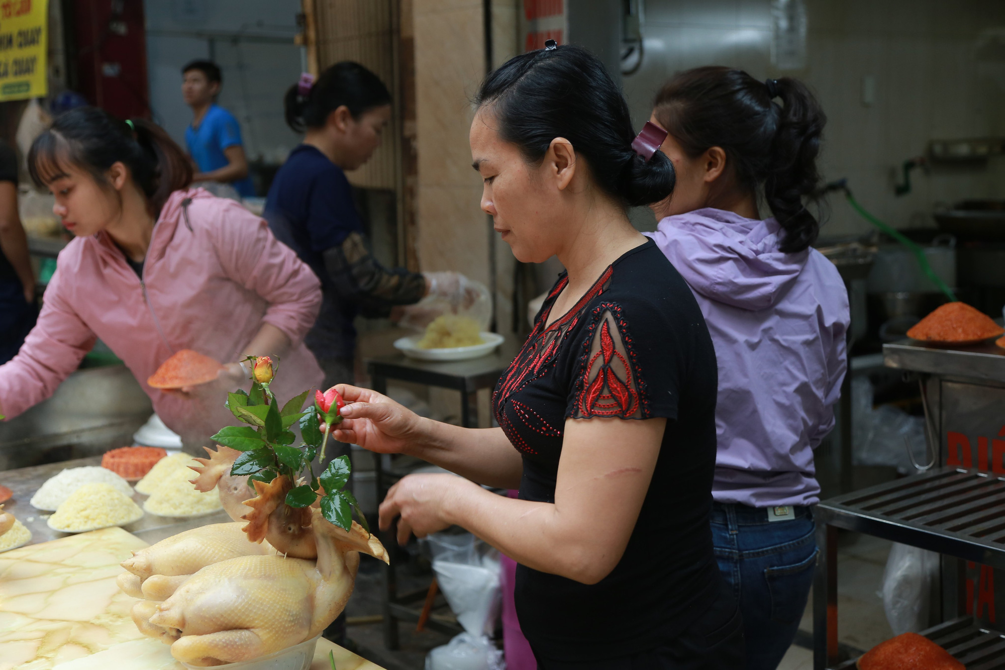 Chủ quán bán hàng trăm con gà cánh tiên chỉ trong nốt nhạc ở ‘chợ nhà giàu’ phố cổ Hà Nội  - Ảnh 6.
