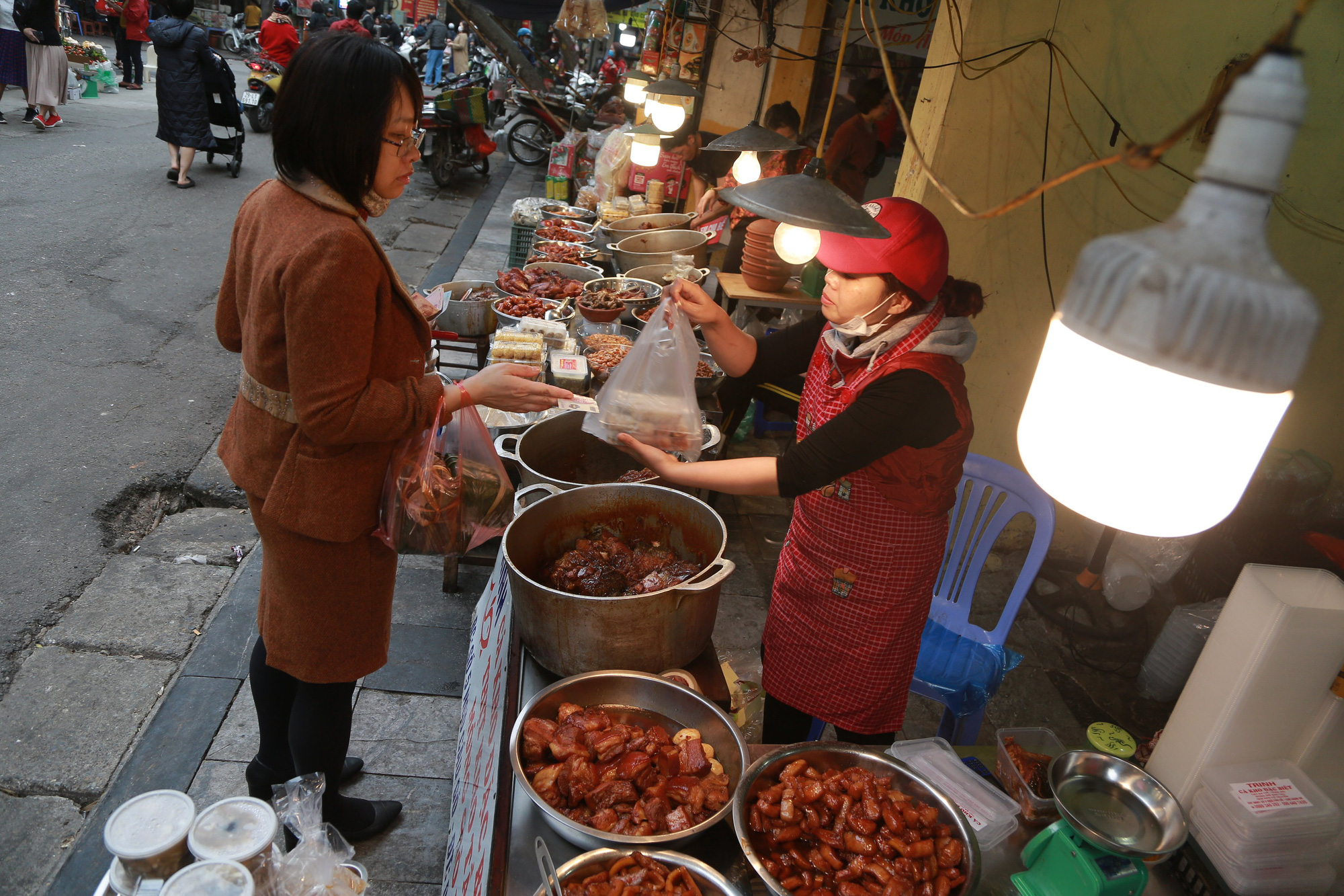 Chủ quán bán hàng trăm con gà cánh tiên chỉ trong nốt nhạc ở ‘chợ nhà giàu’ phố cổ Hà Nội  - Ảnh 12.