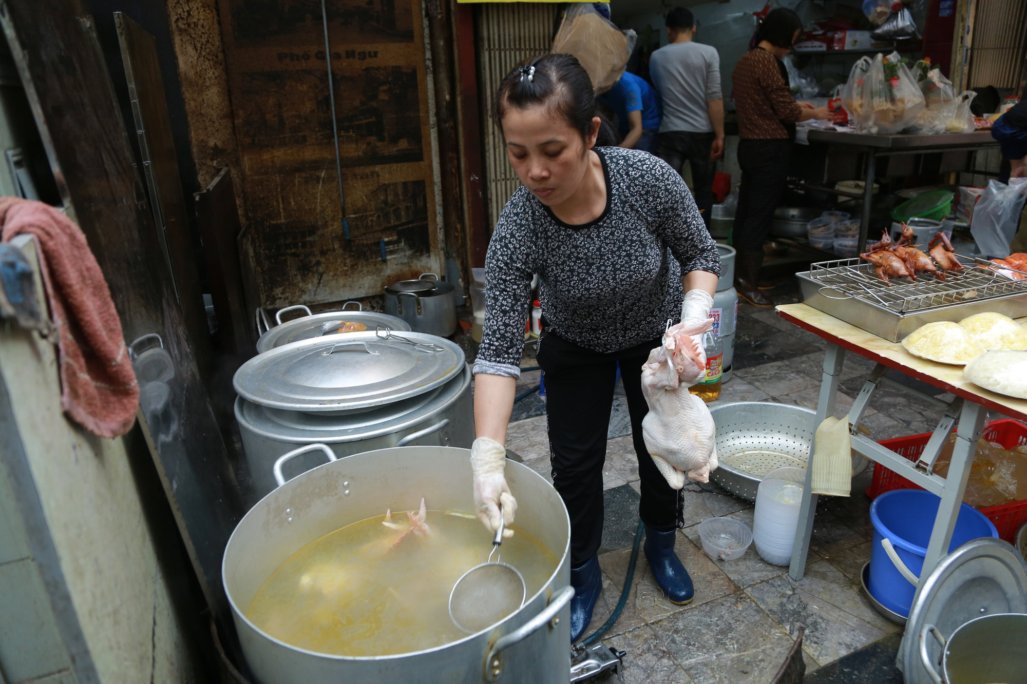 Chủ quán bán hàng trăm con gà cánh tiên chỉ trong nốt nhạc ở ‘chợ nhà giàu’ phố cổ Hà Nội  - Ảnh 8.