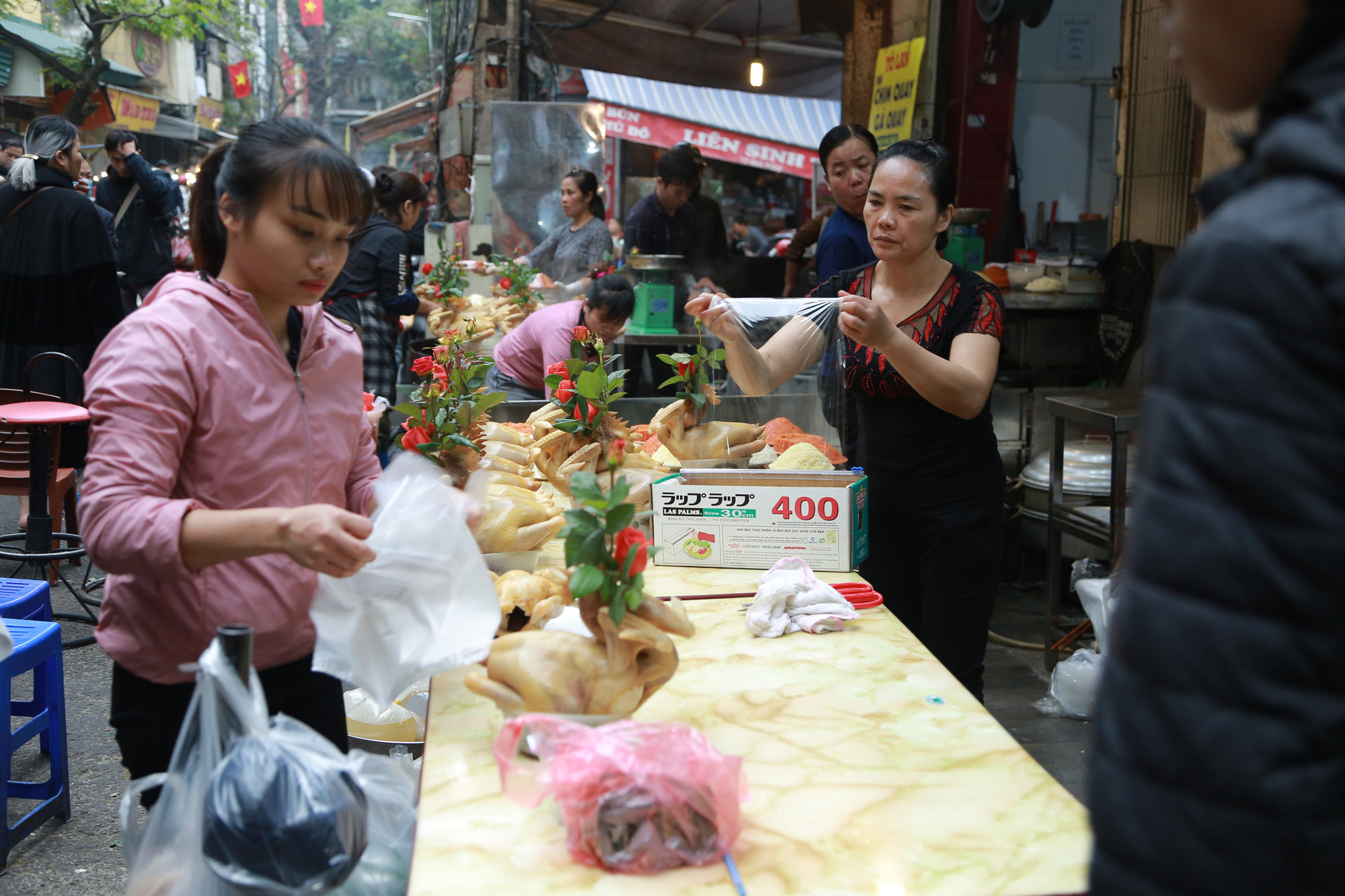 Chủ quán bán hàng trăm con gà cánh tiên chỉ trong nốt nhạc ở ‘chợ nhà giàu’ phố cổ Hà Nội  - Ảnh 7.