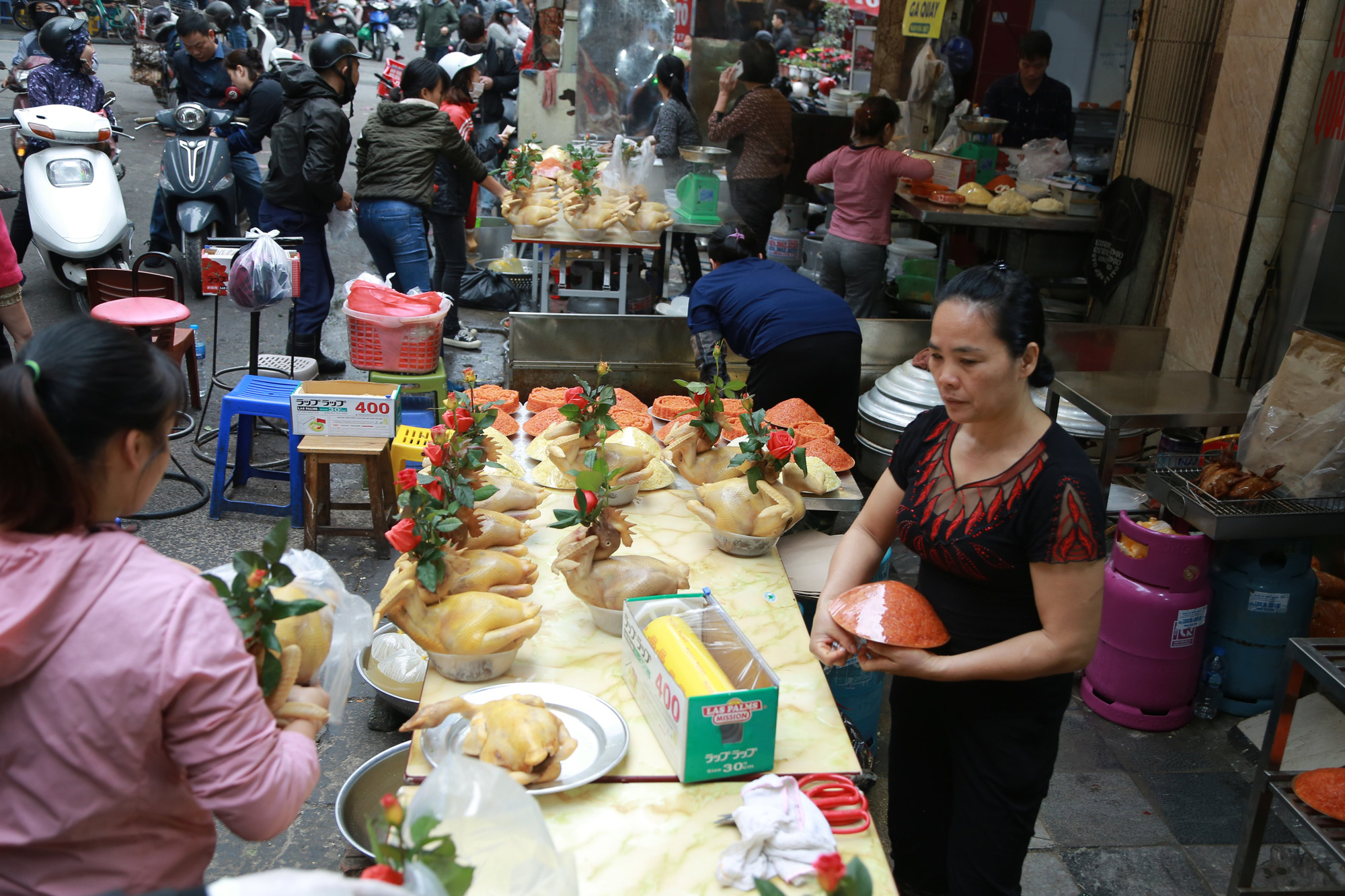 Chủ quán bán hàng trăm con gà cánh tiên chỉ trong nốt nhạc ở ‘chợ nhà giàu’ phố cổ Hà Nội  - Ảnh 2.