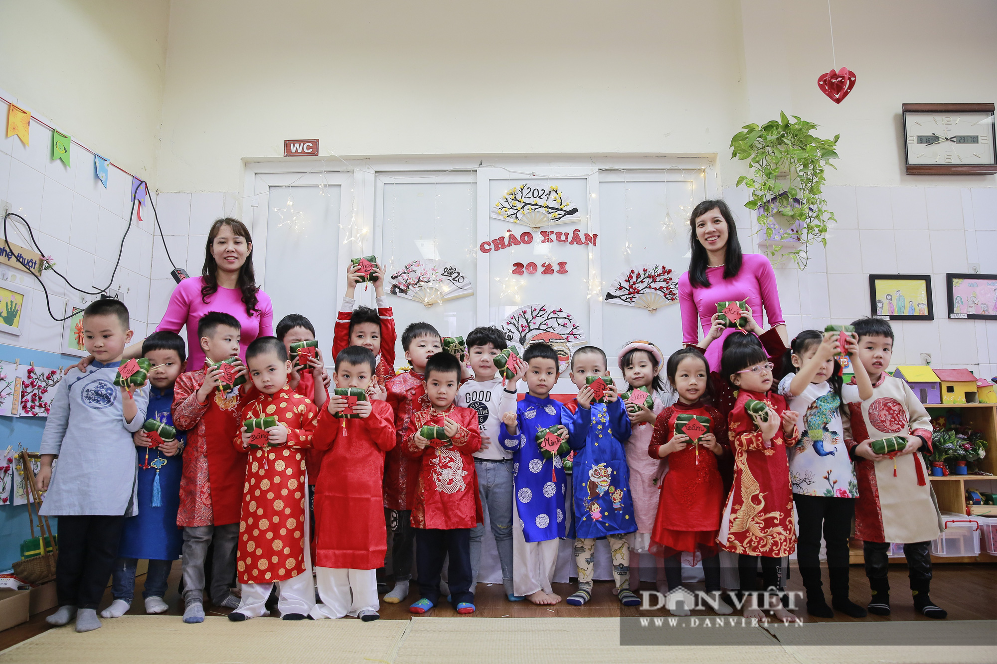 Trẻ em Hà Nội hào hứng khi lần đầu được gói bánh chưng cùng cha mẹ - Ảnh 12.