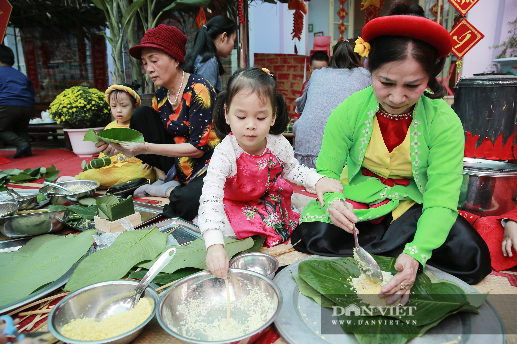 Trẻ em Hà Nội hào hứng khi lần đầu được gói bánh chưng cùng cha mẹ - Ảnh 2.