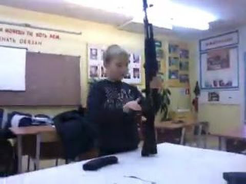 Trẻ em Nga được dạy cách dùng AK để… giáo dục lòng yêu nước - Ảnh 3.