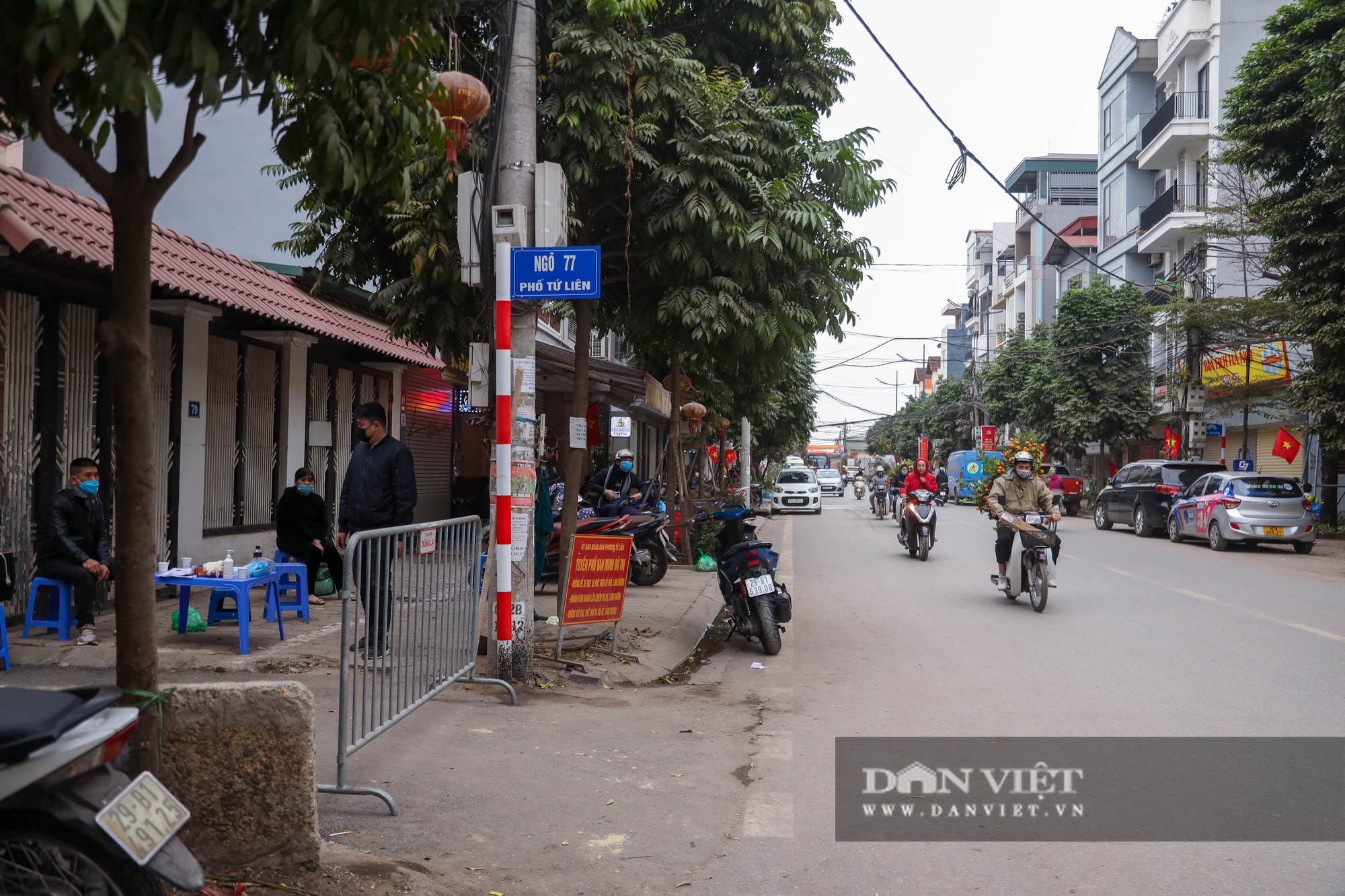 Hà Nội: Người dân ở con ngõ có ca nghi nhiễm Covid-19 được đưa đi cách ly tập trung - Ảnh 10.