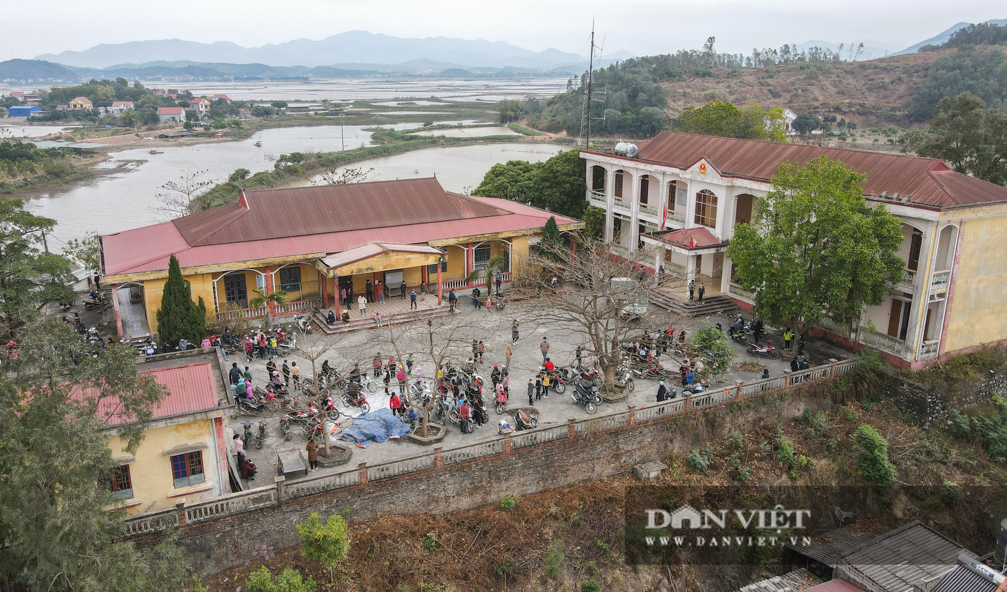 Hải Dương: Hàng trăm người dân xếp hàng chờ lấy mẫu xét nghiệm Covid-19 - Ảnh 1.