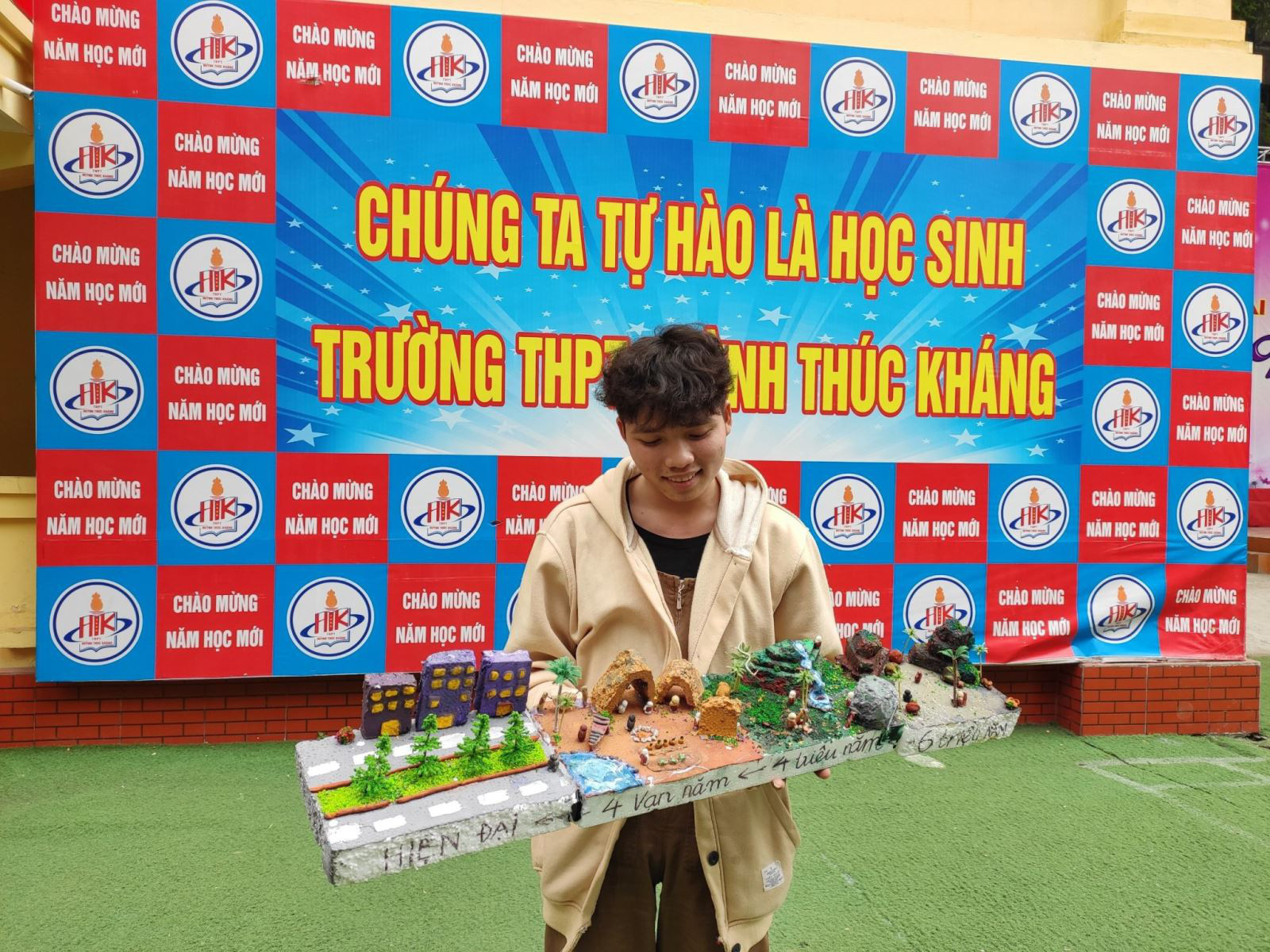 Thầy giáo 9X biến rác thải thành đồ dùng học tập - Ảnh 2.