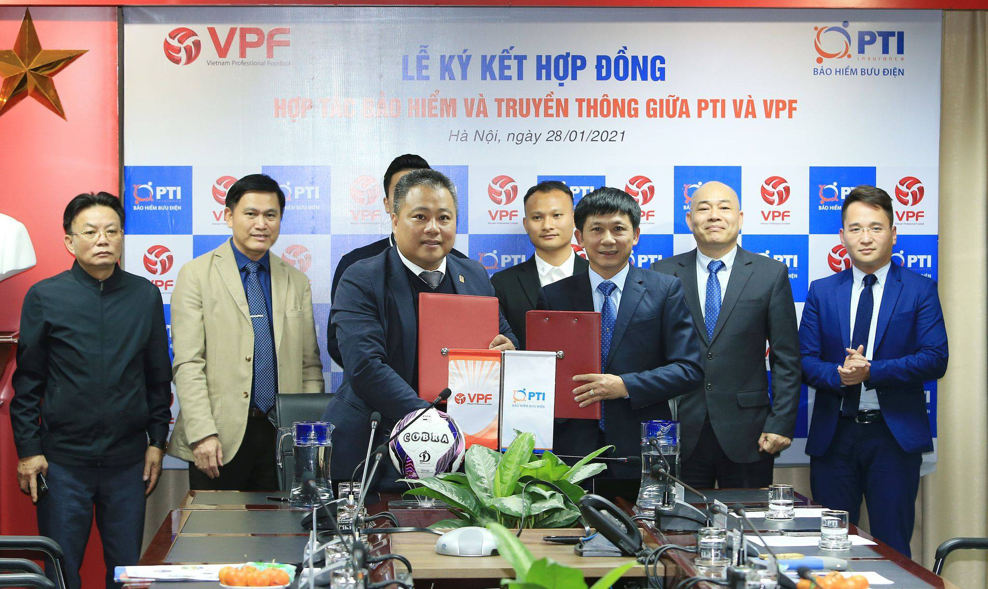 Ông Nguyễn Minh Ngọc (trái) đại diện VPF ký kết hợp đồng tài trợ bảo hiểm với PTI.