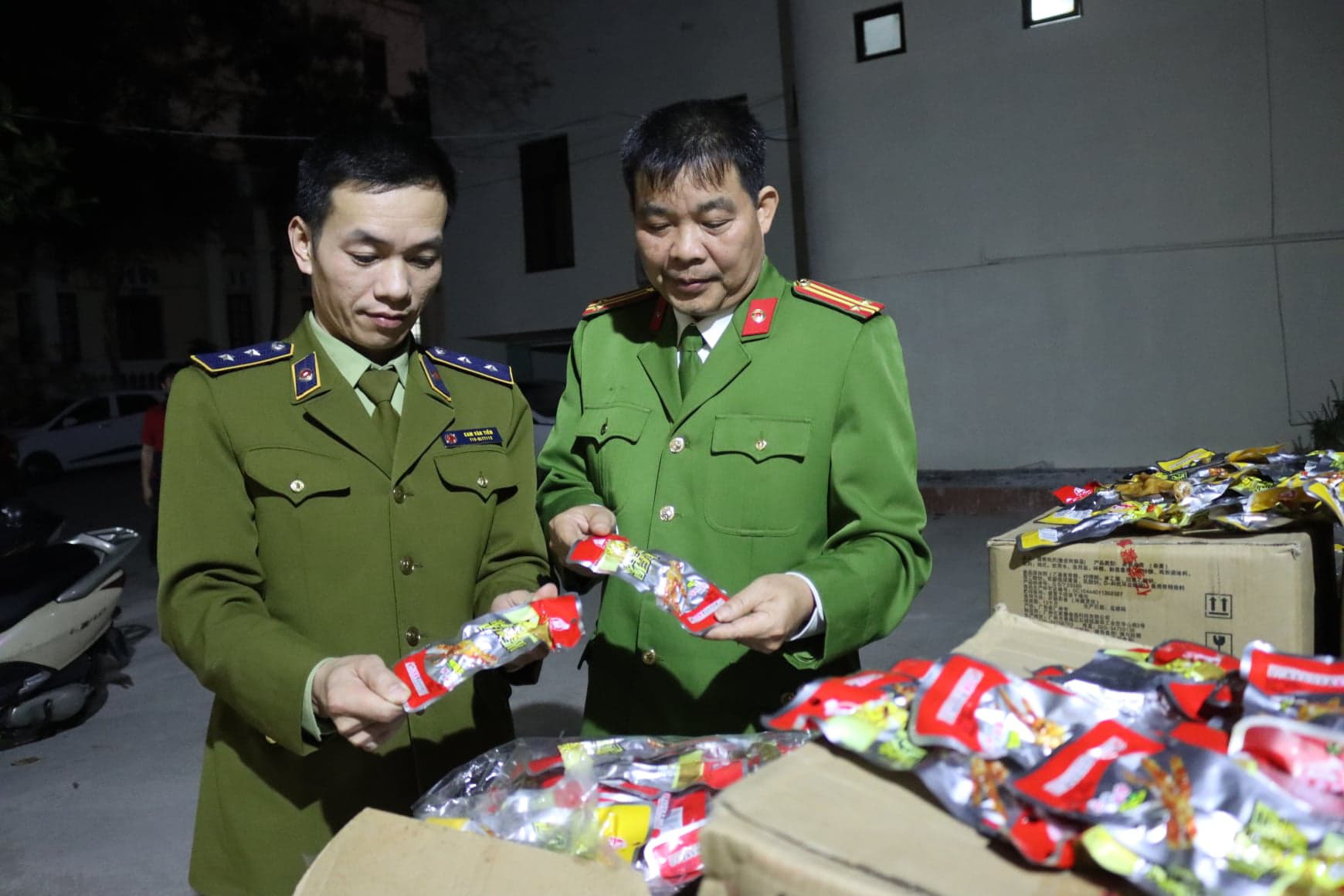 Lạng Sơn: Bắt giữ hơn 16.000 túi chân gà tẩm ướp gia vị nhập lậu  - Ảnh 1.