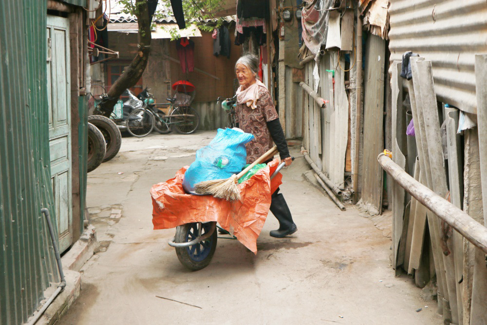 Cuộc sống khu “ổ chuột” cầu Long Biên: “Trước đây có Tết, mẹ con không có gì mà ăn, giờ thì đỡ rồi” - Ảnh 4.