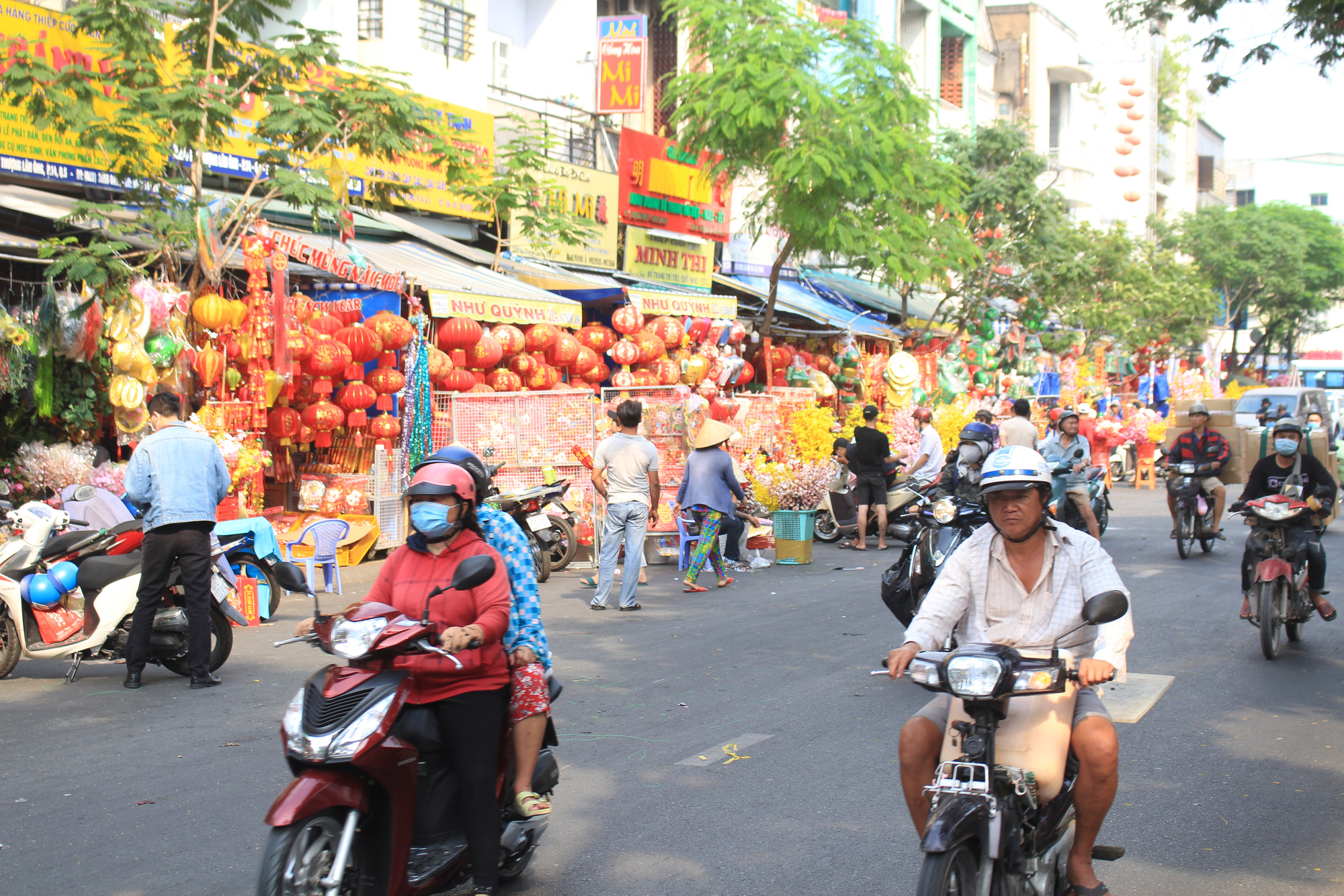 Giới trẻ check-in tuyến đường tết đỏ rực ở Sài Gòn, người bán vui vẻ nhưng tiết lộ điều này - Ảnh 1.