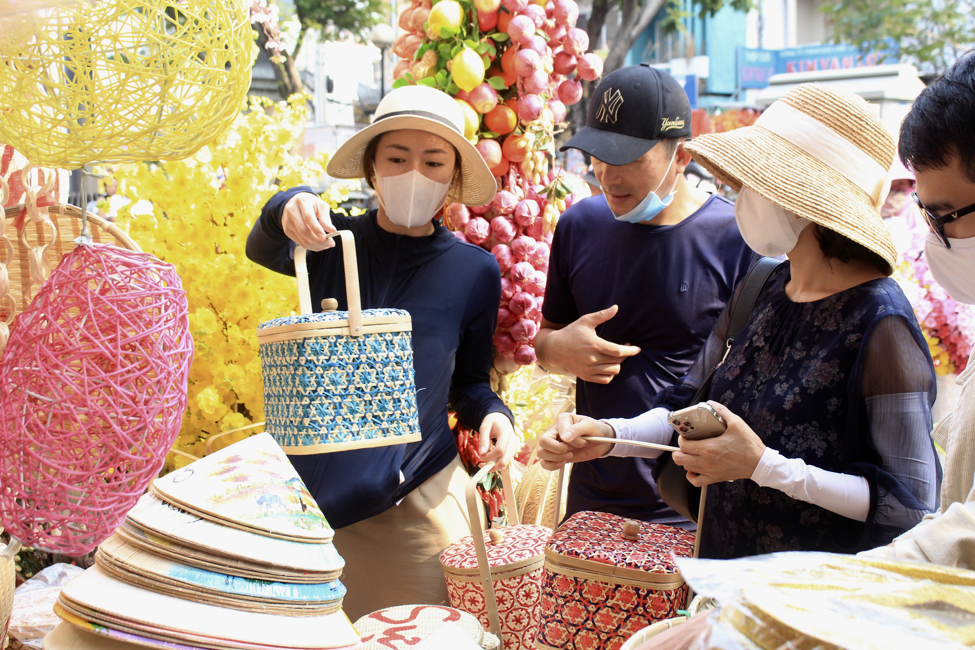 Giới trẻ check-in tuyến đường tết đỏ rực ở Sài Gòn, người bán vui vẻ nhưng tiết lộ điều này - Ảnh 7.