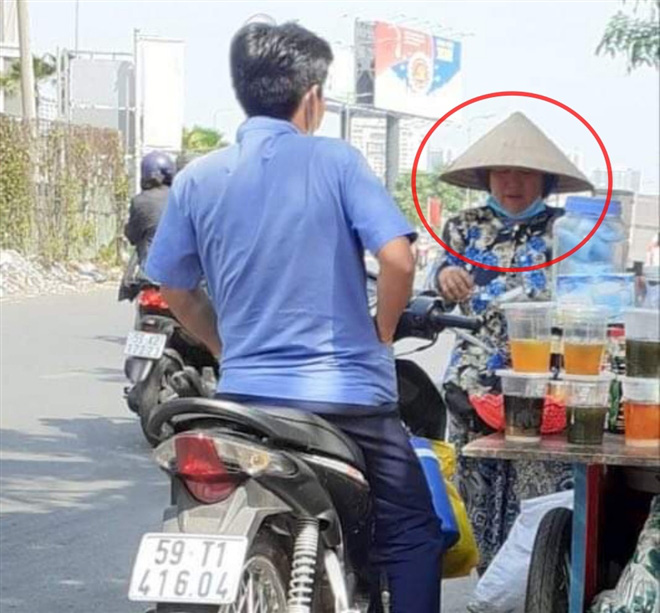 Phẫn nộ đám người lao vào nhặt tiền, cô gái đánh rơi chắp tay xin không ai trả - Ảnh 2.