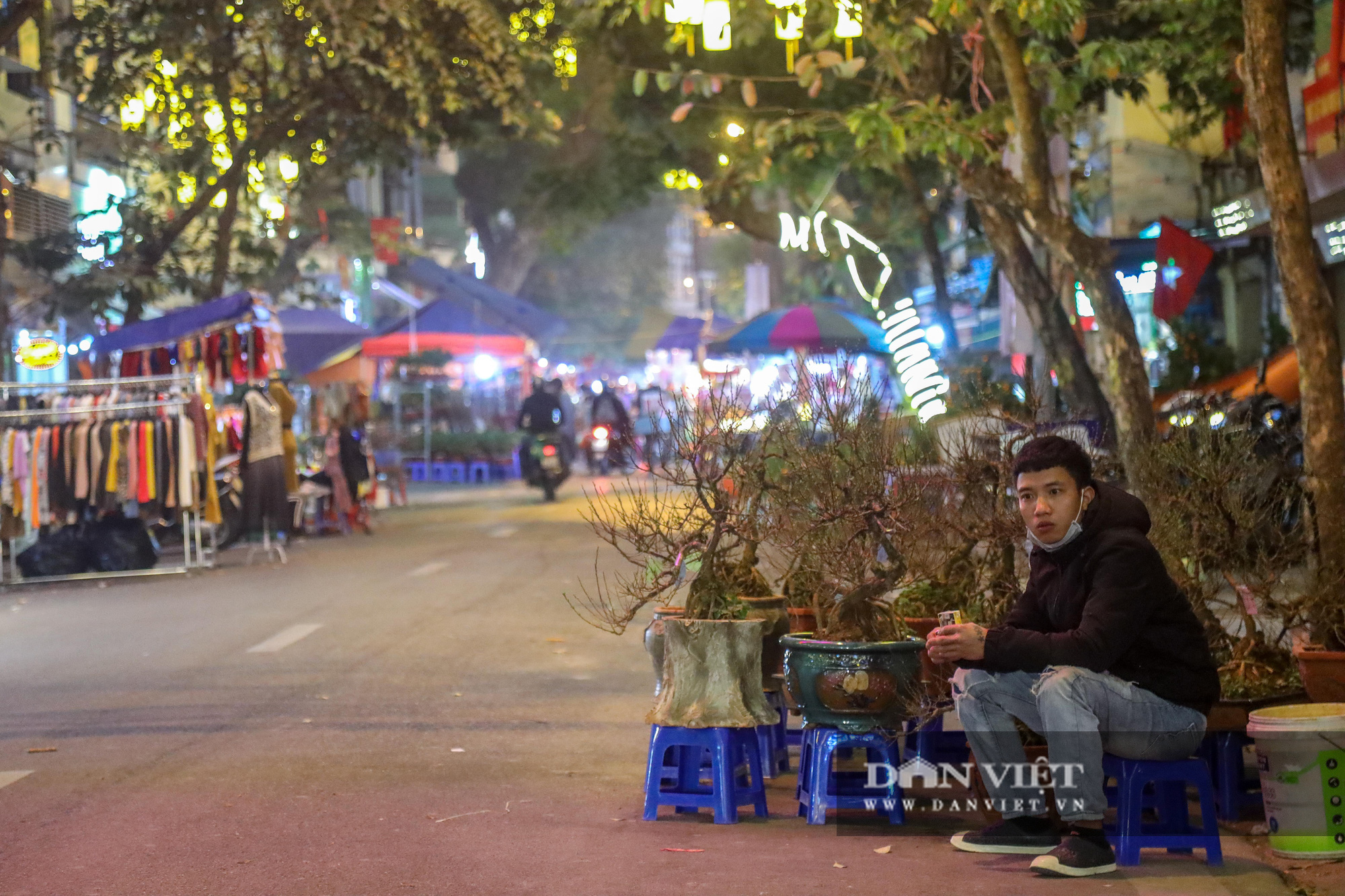 Chợ hoa Tết Hà Nội vắng chưa từng có, tiểu thương ngủ quên vì ế khách - Ảnh 2.