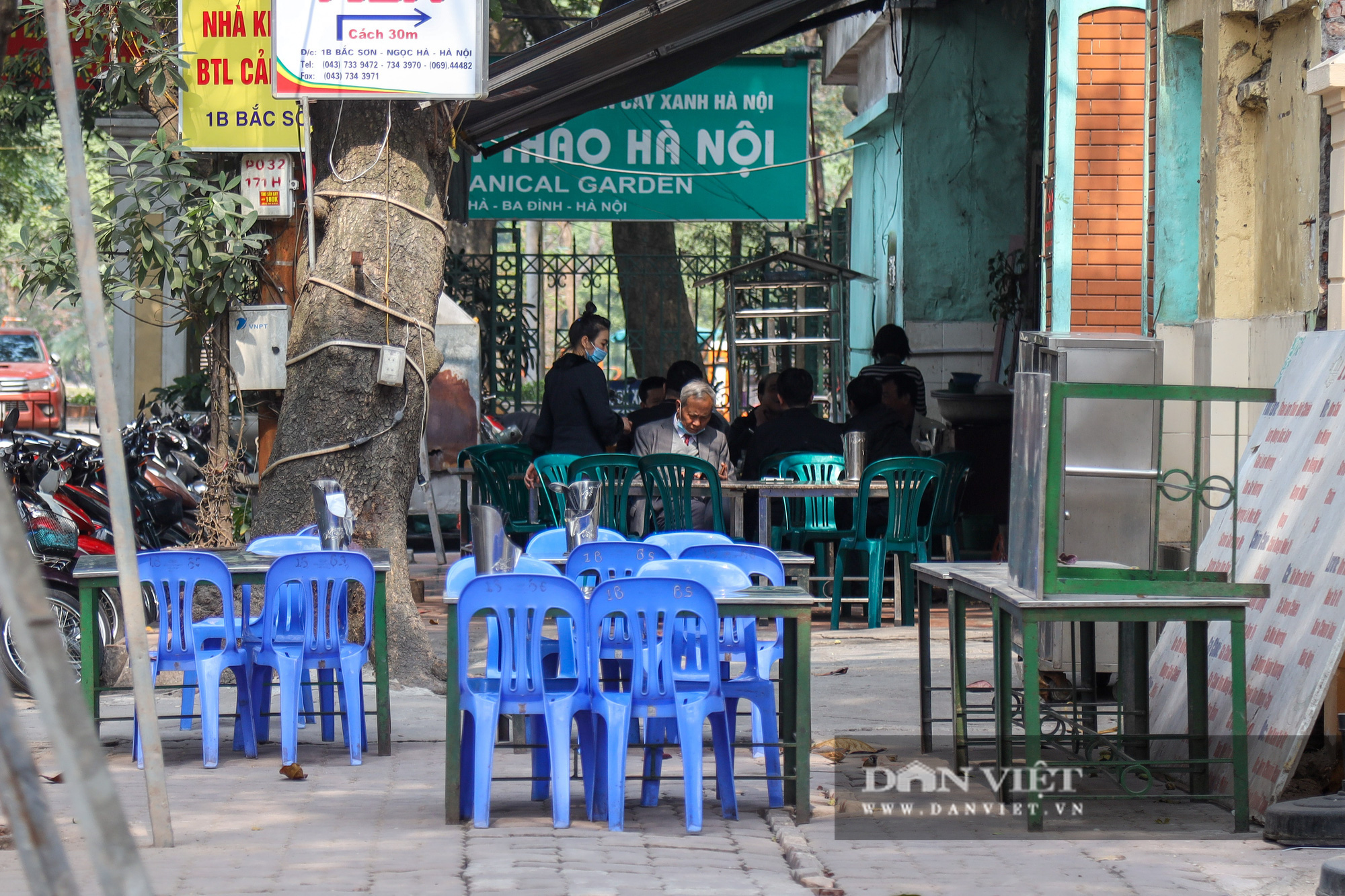 Hà Nội phòng dịch gắt gao, nhà hàng quán nhậu đìu hiu bất ngờ - Ảnh 4.