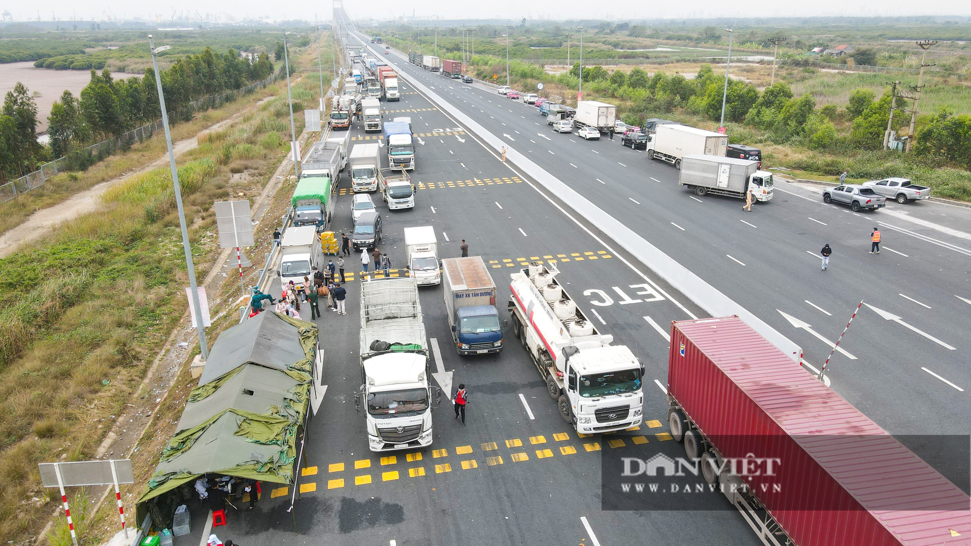 Xe ngoại tỉnh phải quay đầu trở về khi đến trạm thu phí cầu Bạch Đằng do dịch Covid-19 - Ảnh 2.