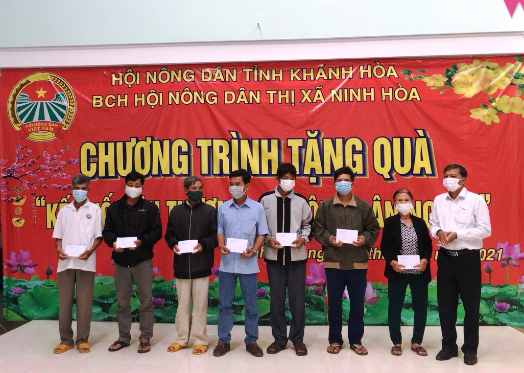 Dịch Covid-19: Nông dân bịt kín khẩu trang để lên nhận quà - Ảnh 1.