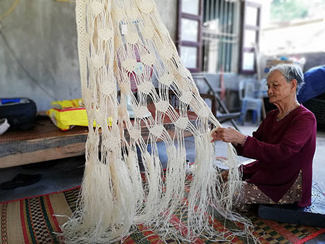 Quảng Nam: Cây ngô đồng xứ cù lao và chuyện 2 người đàn bà cuối cùng làm nghề đan võng từ vỏ cây ngô đồng - Ảnh 5.