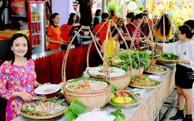 Chị Võ Hà Anh Tú còn là người trực tiếp đứng bếp, sửa soạn các món ăn phục vụ du khách