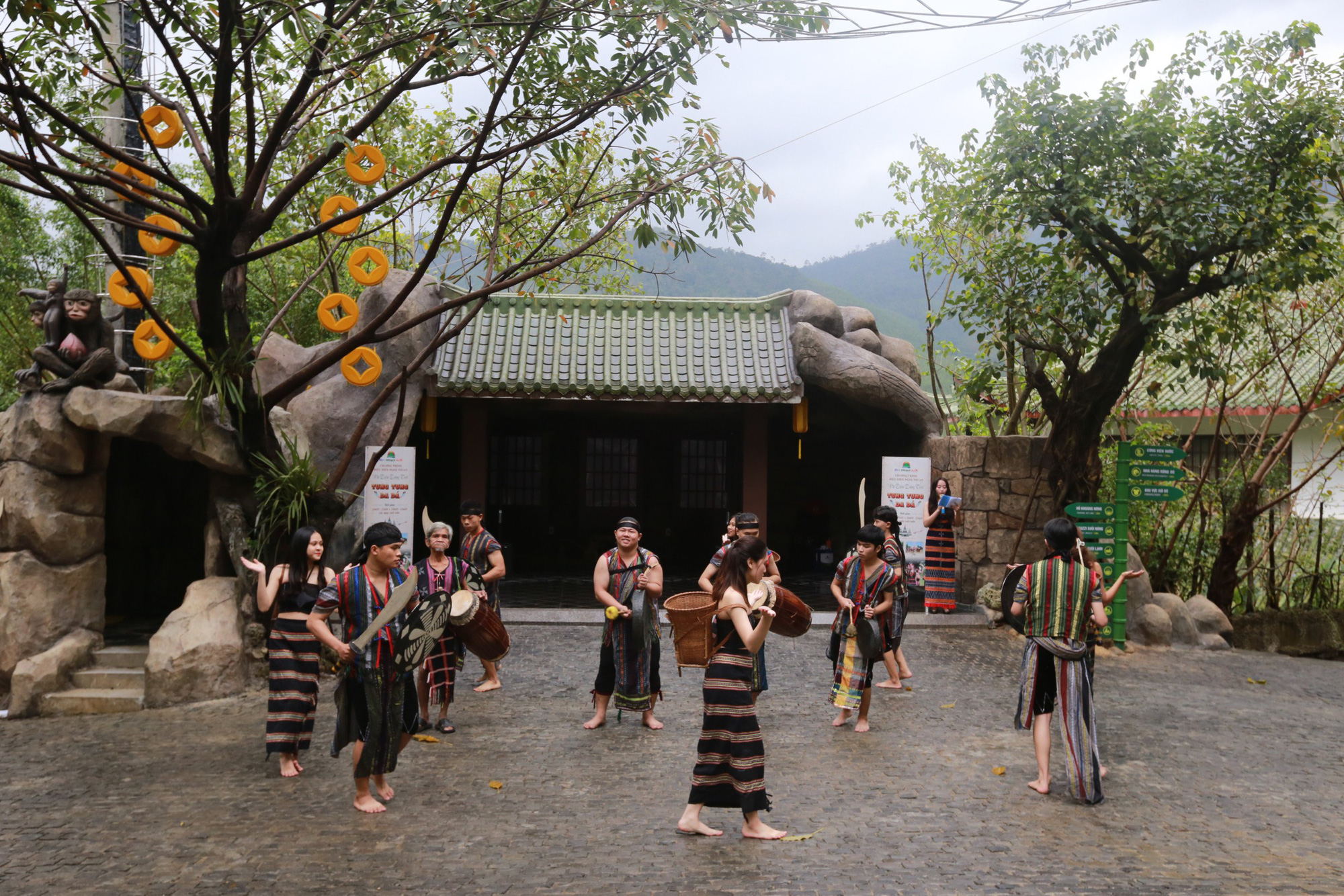 Khu du lịch Núi Thần Tài đón hơn 2.000 lượt khách nhân dịp đầu năm mới - Ảnh 4.