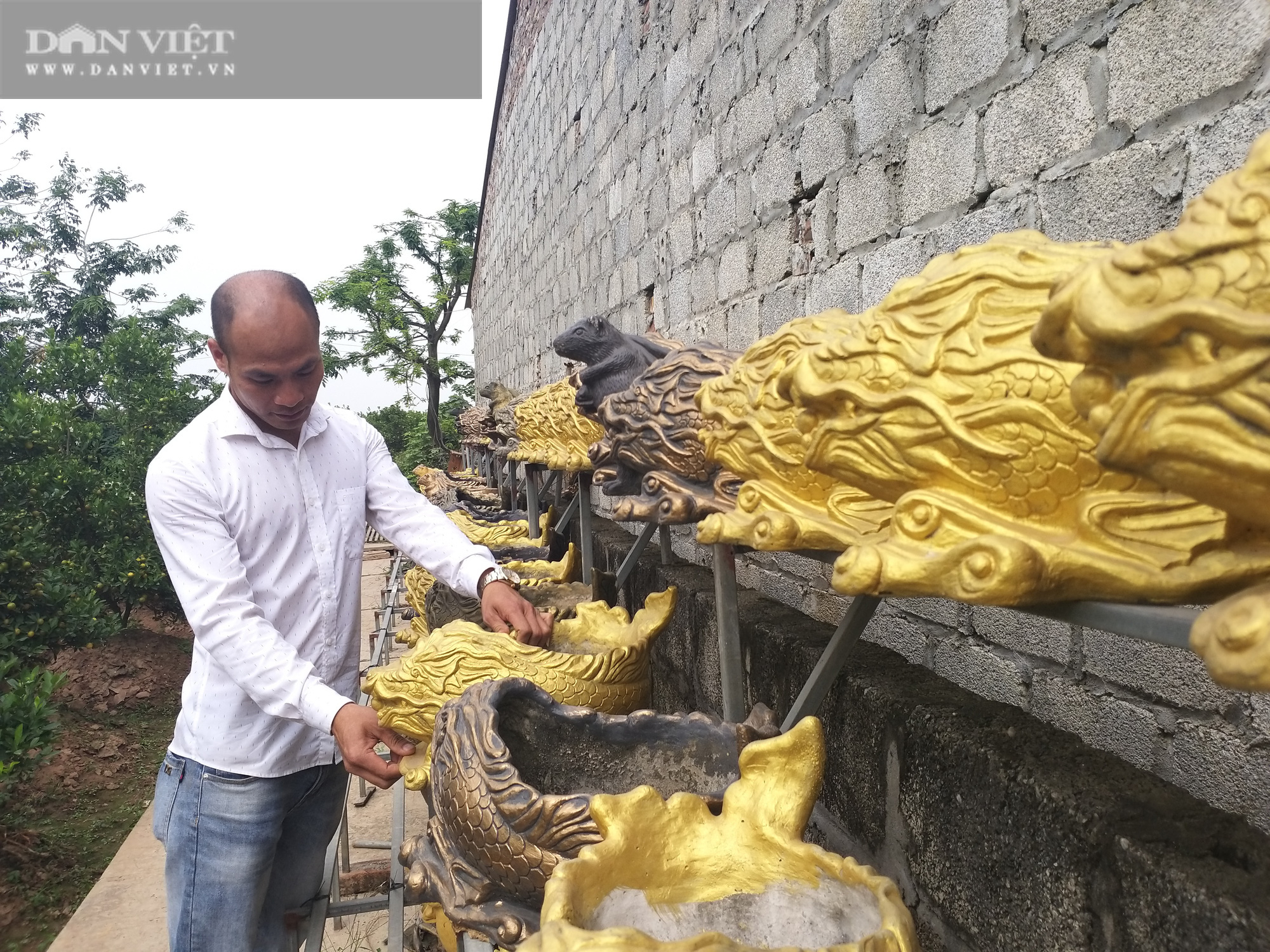 Chàng thanh niên xứ Nhãn &quot;đẻ&quot; đều chuội vàng, cá chép hóa rồng...độc quyền, ai làm cây Tết cũng phải đến mua - Ảnh 2.