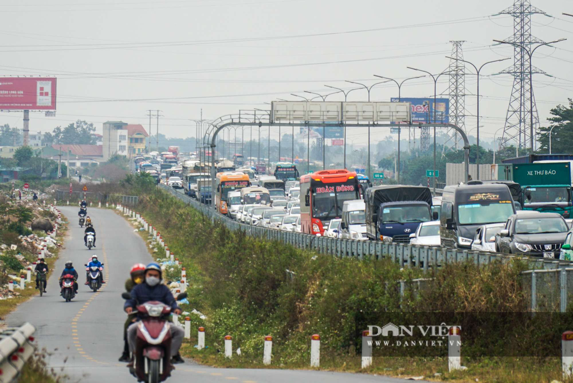 Cửa ngõ Thủ đô ùn tắc gần chục cây số sau khi kết thúc kỳ nghỉ Tết Dương lịch - Ảnh 4.