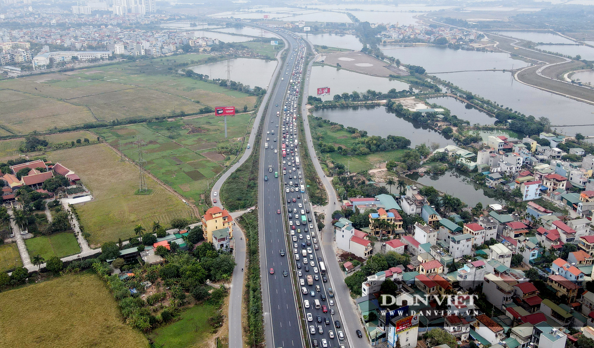 Người dân ùn ùn trở lại Thủ đô sau Tết Dương lịch, cửa ngõ ùn tắc gần 10 km - Ảnh 2.