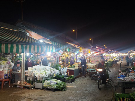 Covid-19 khiến chợ hoa lớn nhất Hà Nội vắng như &quot;chùa bà Đanh&quot; - Ảnh 5.