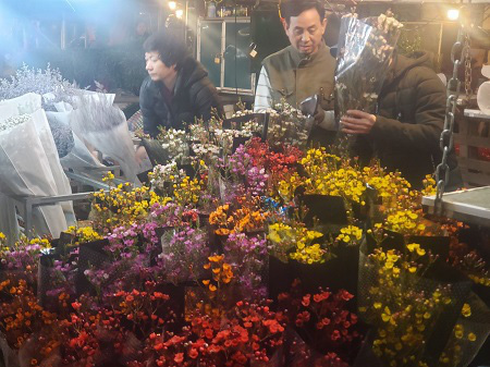 Covid-19 khiến chợ hoa lớn nhất Hà Nội vắng như &quot;chùa bà Đanh&quot; - Ảnh 4.