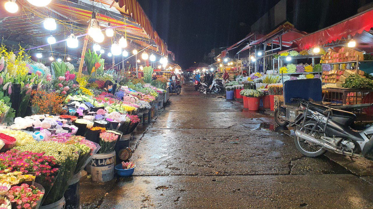 Covid-19 khiến chợ hoa lớn nhất Hà Nội vắng như &quot;chùa bà Đanh&quot; - Ảnh 2.