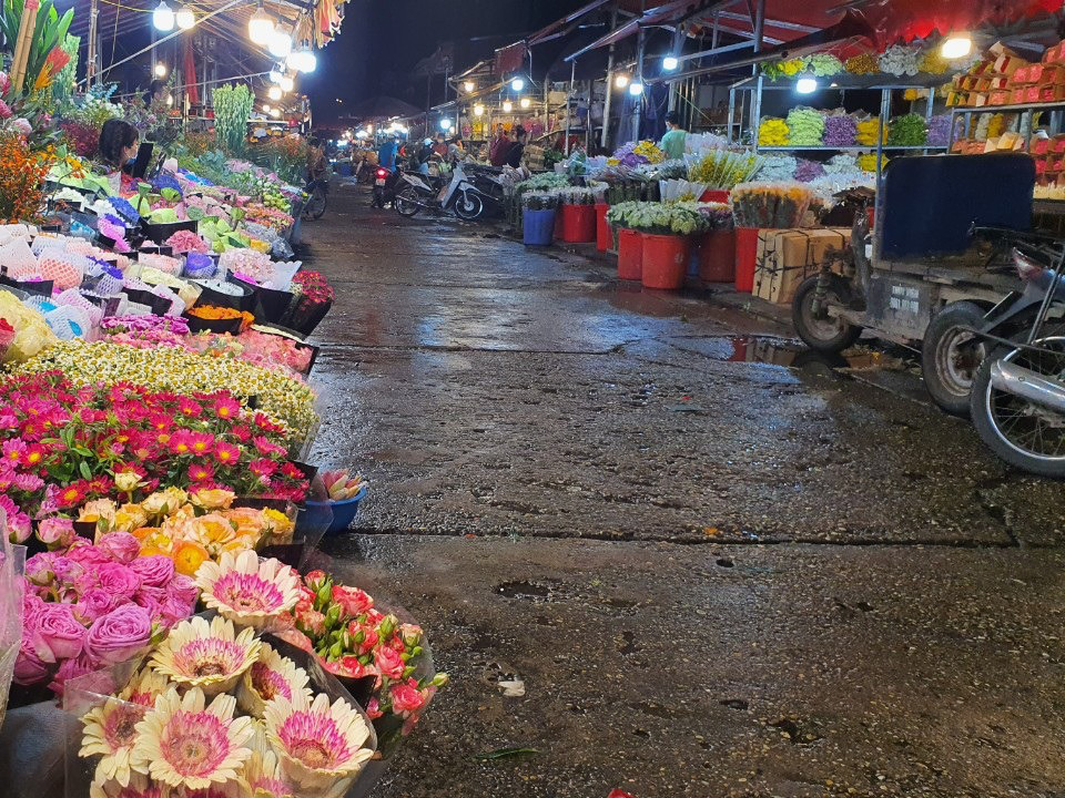 Covid-19 khiến chợ hoa lớn nhất Hà Nội vắng như &quot;chùa bà Đanh&quot; - Ảnh 8.