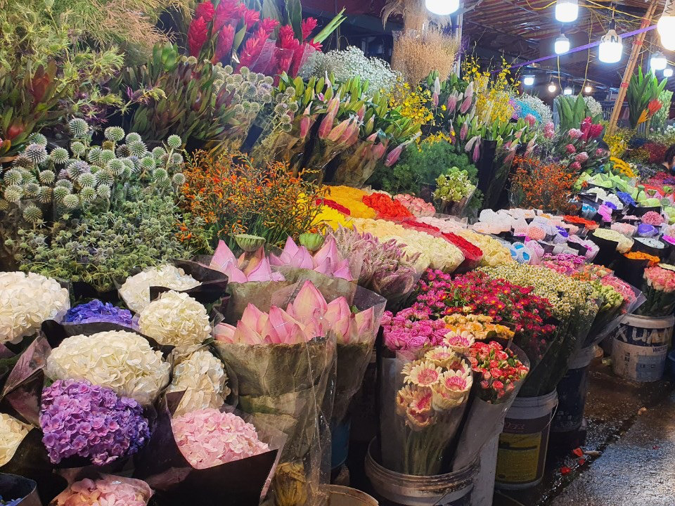 Covid-19 khiến chợ hoa lớn nhất Hà Nội vắng như &quot;chùa bà Đanh&quot; - Ảnh 7.