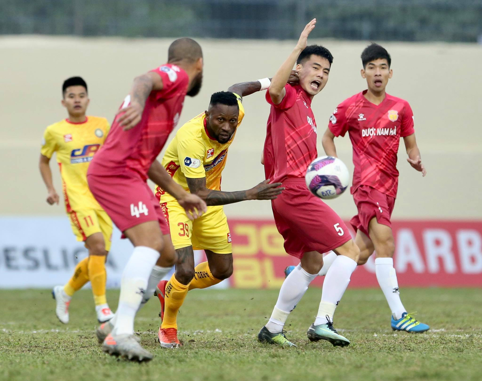 Hoàng Vũ Samson ghi bàn mở tỷ số cho Thanh Hóa trong trận tiếp Nam Định tại vòng 3 V.League 2021.