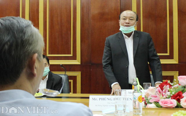 Ông Lê Xuân Huy (phải) cho biết giá thành sản xuất heo hơi 45.000 đồng/kg, giá bán 81.500 đồng/kg