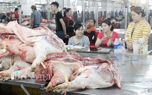 Bộ NNPTNT đề nghị công ty CP tiếp tục giảm giá bán để bình ổn thị trường thịt heo