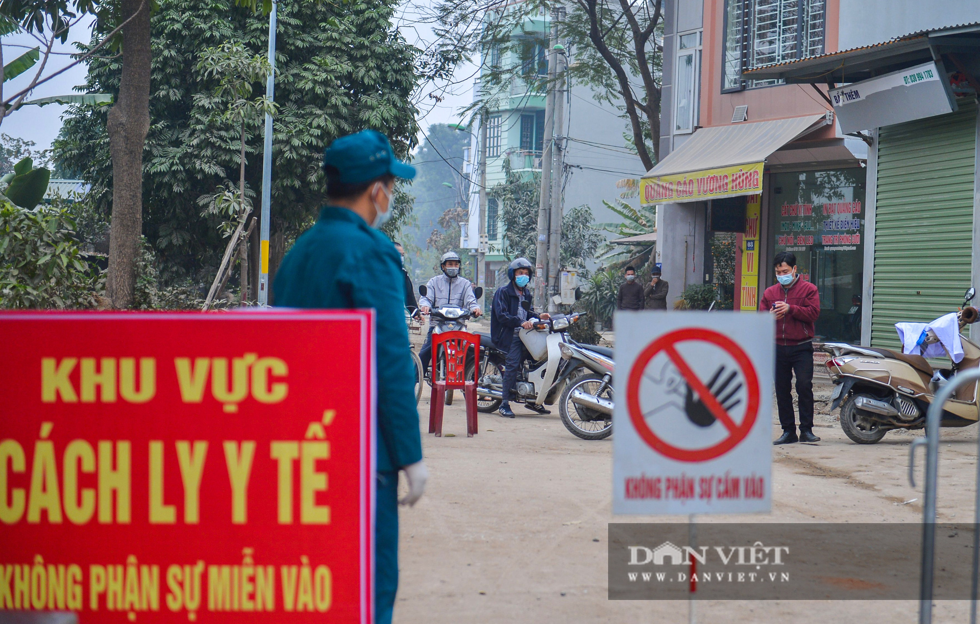 Đông Anh: Mang gà sống, thuốc men cho người dân bên trong khu cách ly - Ảnh 2.