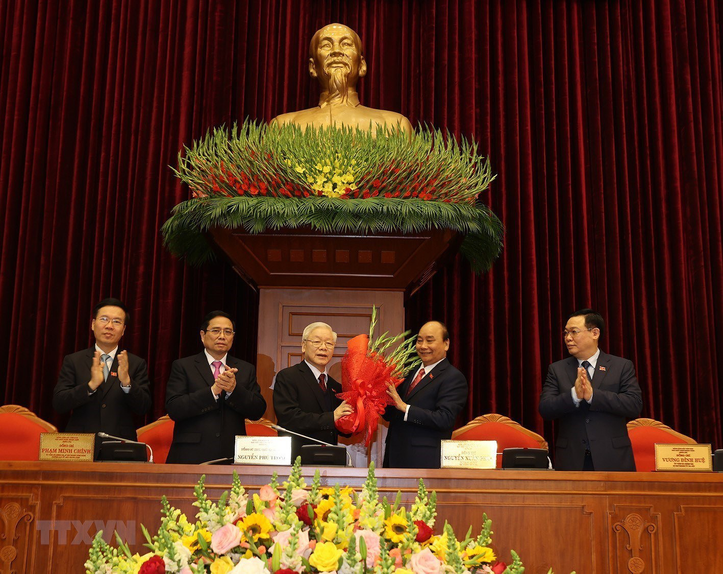Đồng chí Nguyễn Phú Trọng tái đắc cử Tổng Bí thư khóa XIII - Ảnh 1.