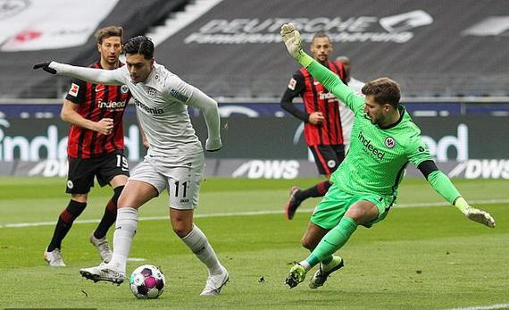 Nadiem Amiri đánh gót ghi bàn khiến thủ môn Frankfurt bất ngờ.