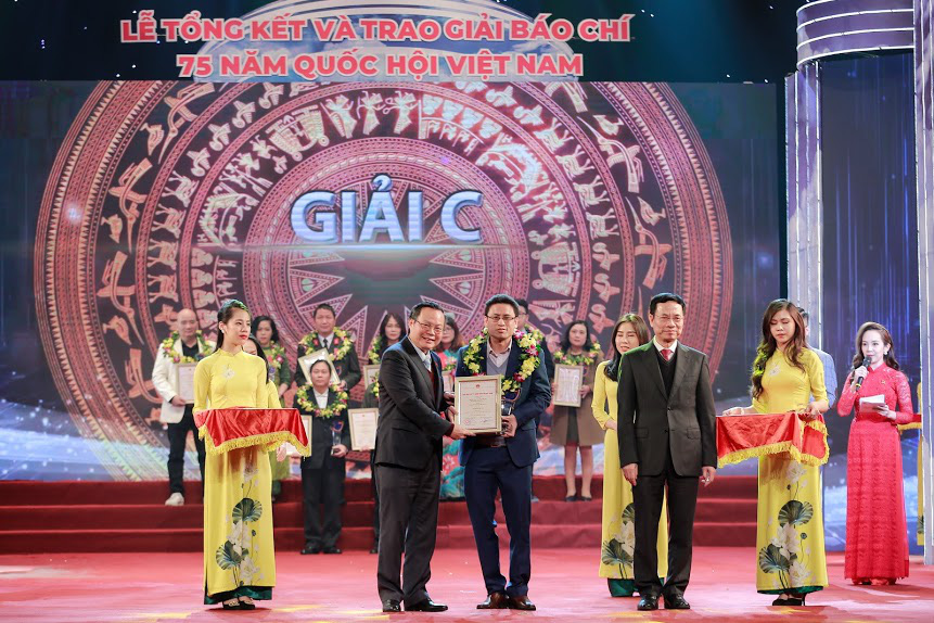 Báo điện tử Dân Việt đoạt Giải C Giải báo chí 75 năm Quốc hội Việt Nam - Ảnh 2.