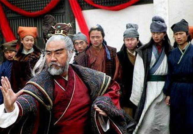 Kiếm hiệp Kim Dung: Những người xưng danh bá đạo nhưng võ công tầm thường, có cả ông ngoại Lâm Bình Chi - Ảnh 2.
