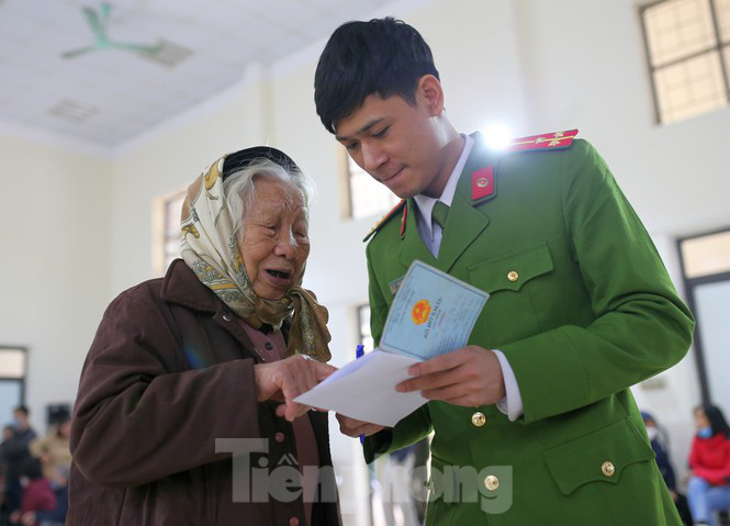 Ngày đầu tiên năm mới cấp thẻ căn cước gắn chíp điện tử cho nhân dân Thủ đô Hà Nội - Ảnh 1.