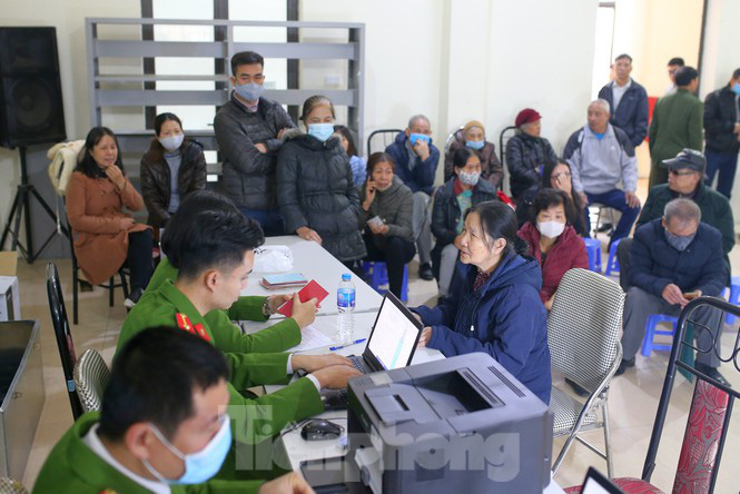 Ngày đầu tiên năm mới cấp thẻ căn cước gắn chíp điện tử cho nhân dân Thủ đô Hà Nội - Ảnh 4.