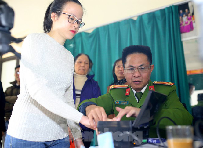 Ngày đầu tiên năm mới cấp thẻ căn cước gắn chíp điện tử cho nhân dân Thủ đô Hà Nội - Ảnh 6.