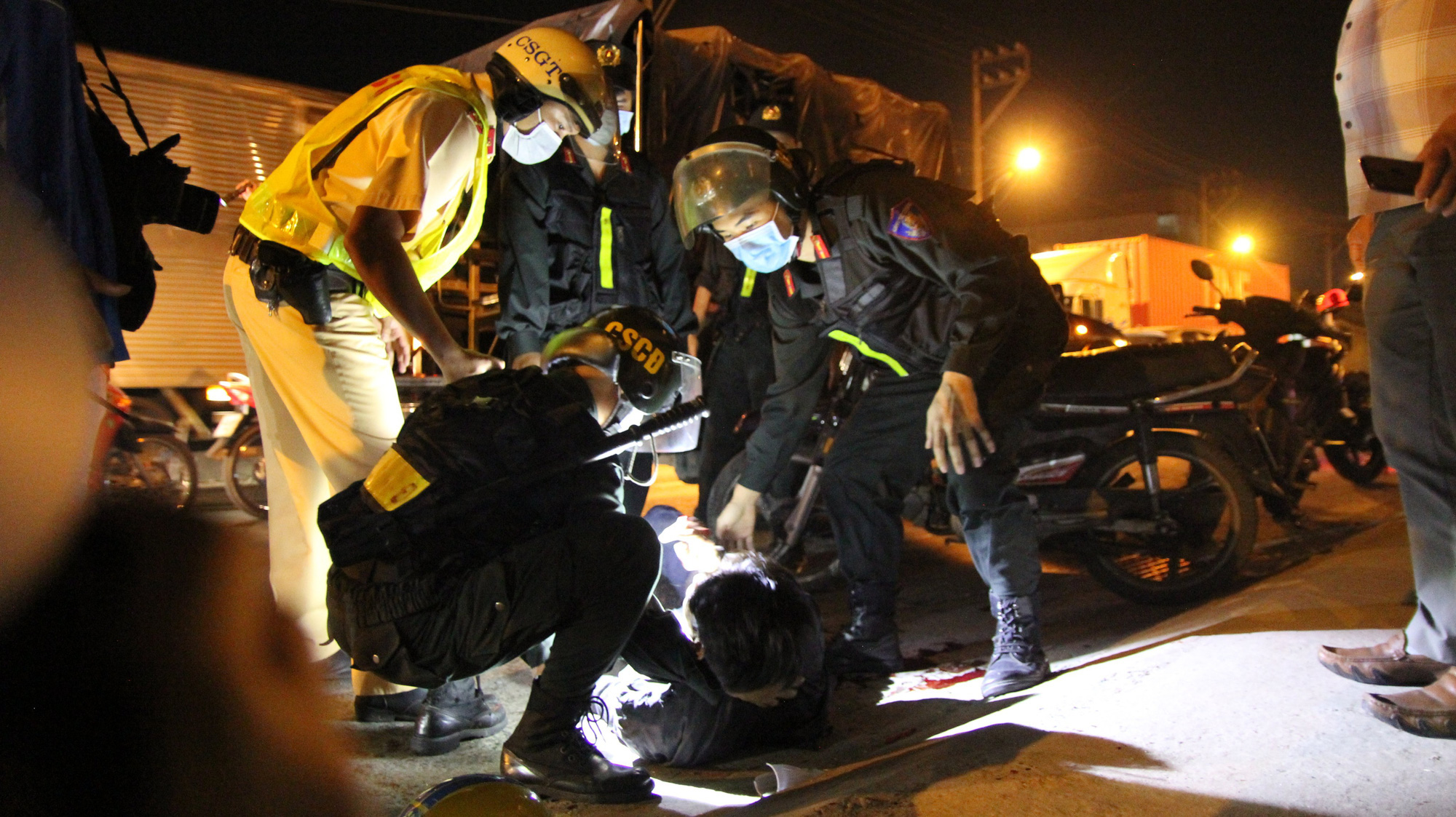 CLIP: CSGT yêu cầu đưa người bị nạn đi cấp cứu, nhiều tài xế ôtô làm ngơ - Ảnh 2.
