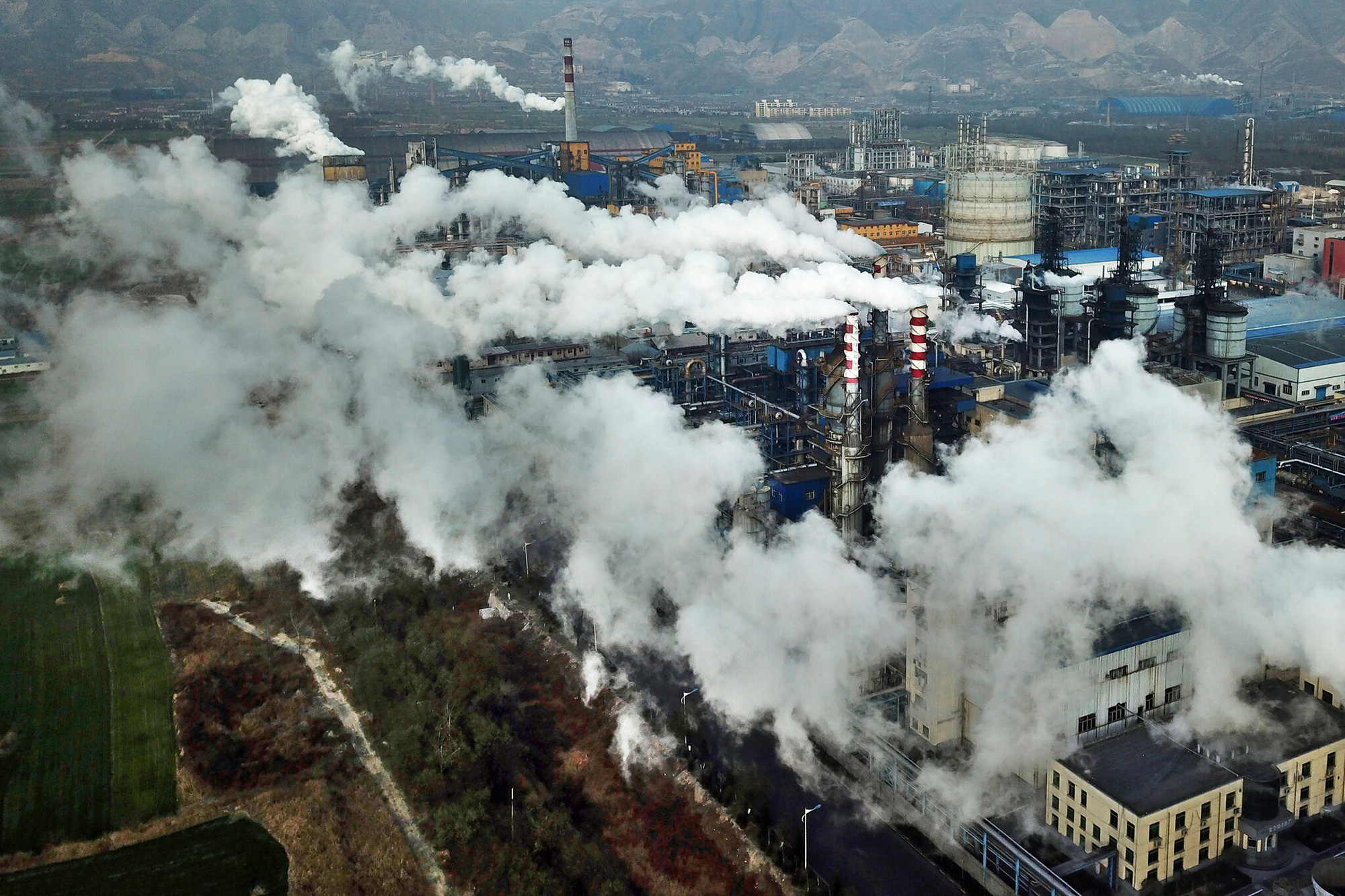 Khủng hoảng thiếu điện ở Trung Quốc kéo dài, nhiều thành phố chìm trong bóng tối - Ảnh 1.