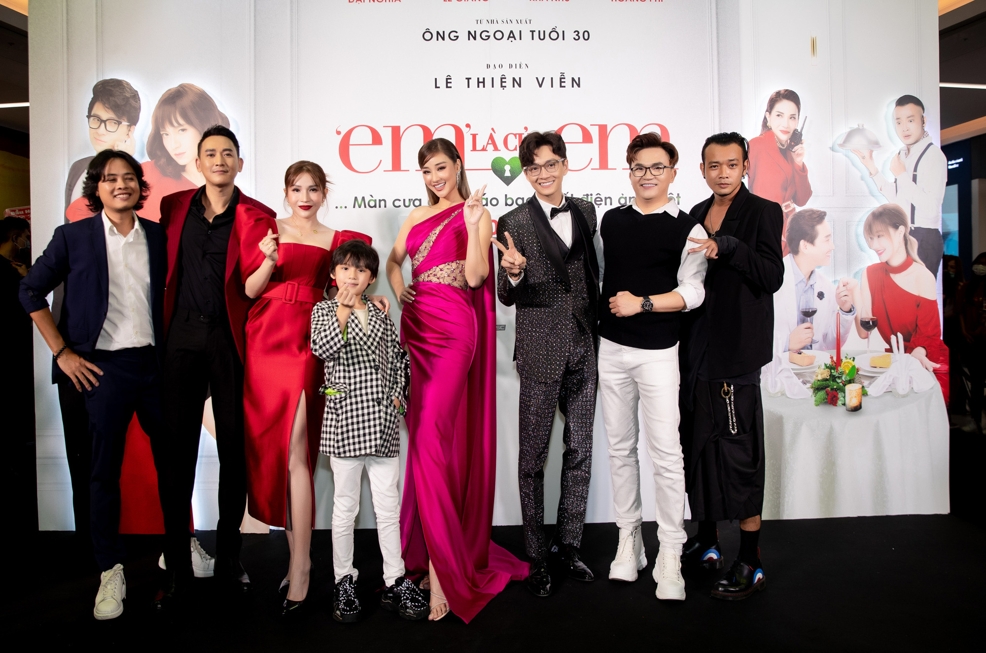 Ngọc Trinh cùng top 3 Hoa hậu Việt Nam rạng rỡ trên thảm đỏ ra mắt phim  - Ảnh 8.