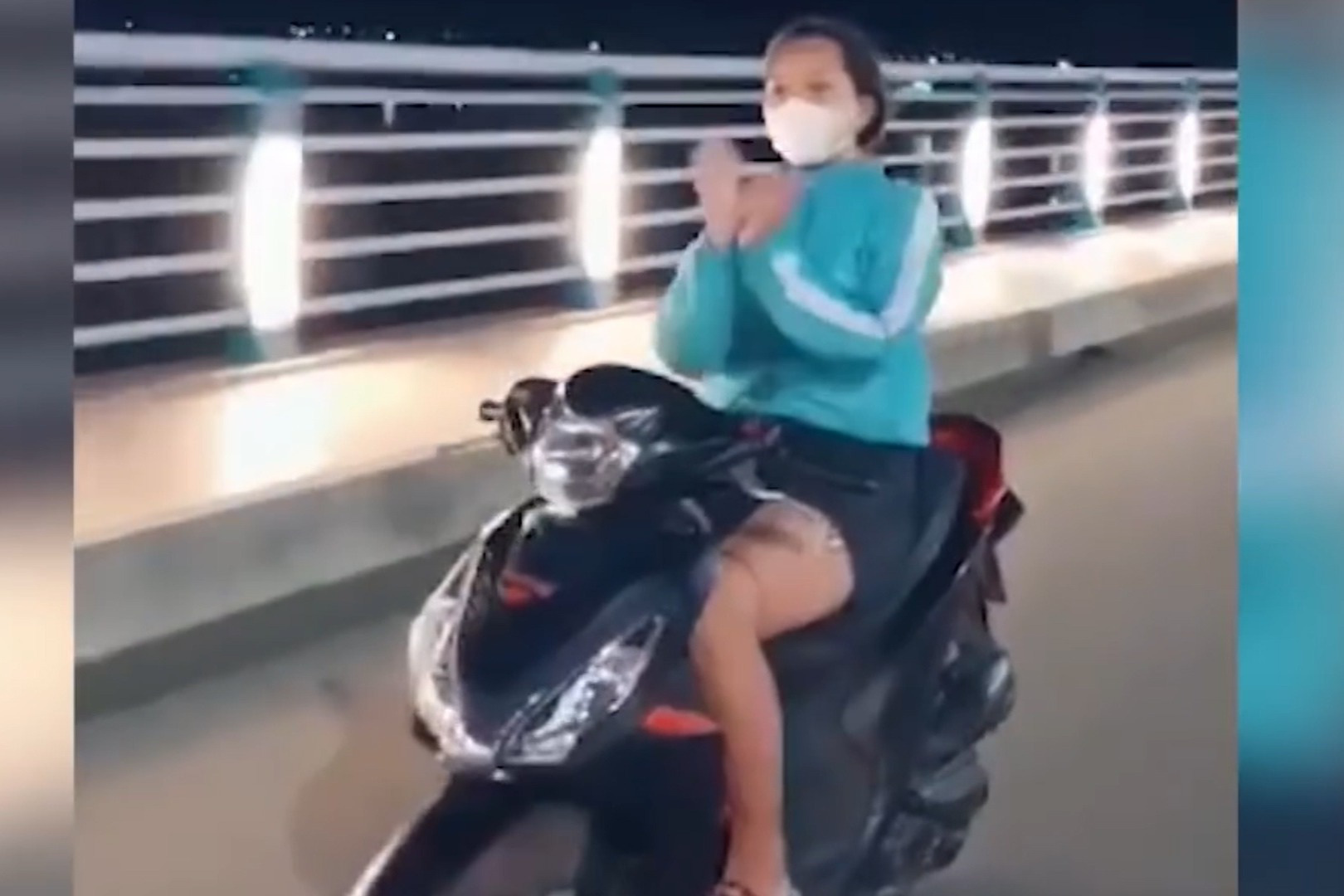 Xử phạt cô gái chạy xe máy không đội mũ bảo hiểm, thả 2 tay... &quot;múa quạt&quot; - Ảnh 2.