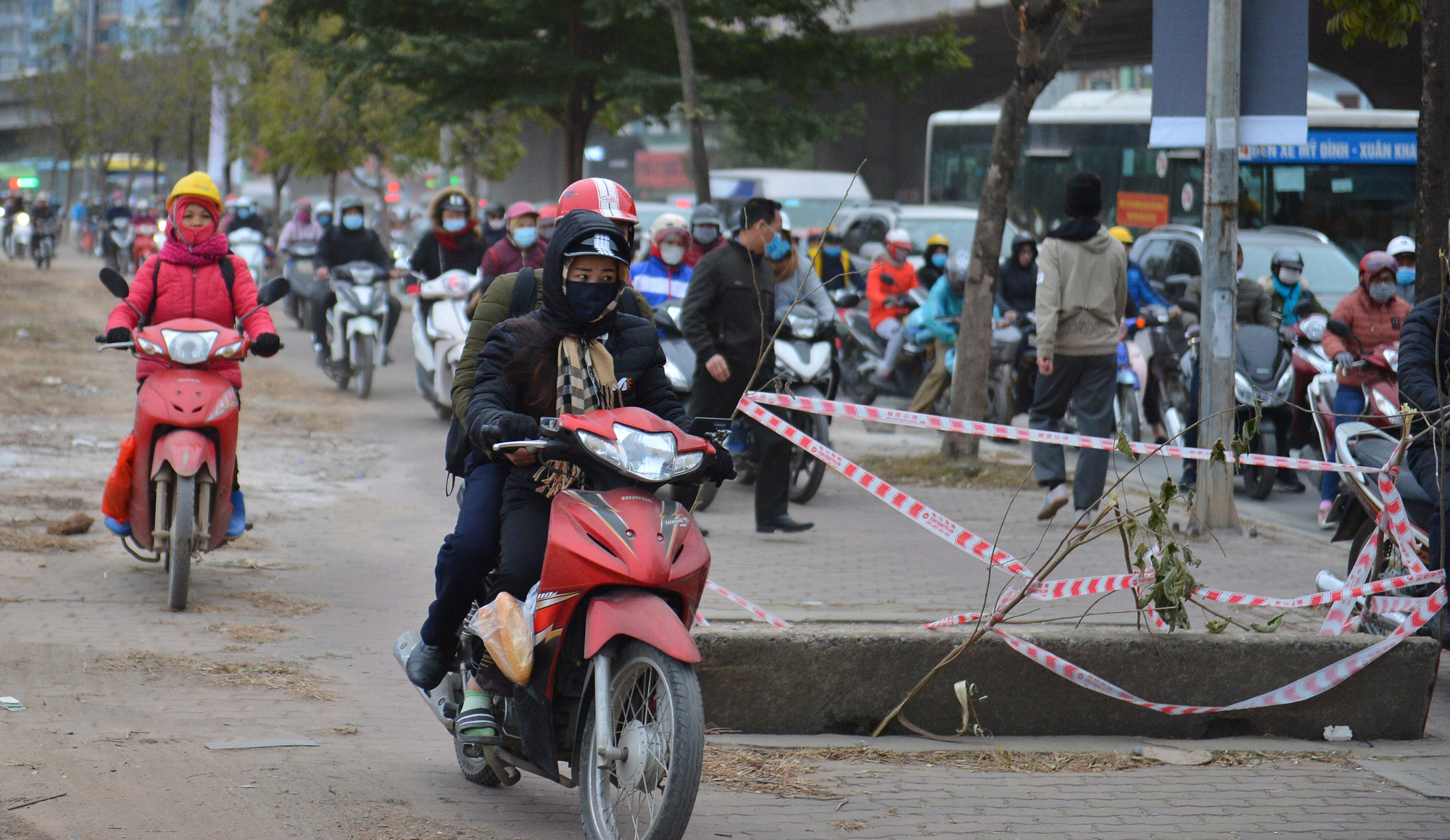 Người Hà Nội chôn chân dưới giá lạnh 10 độ C vì tắc đường - Ảnh 5.