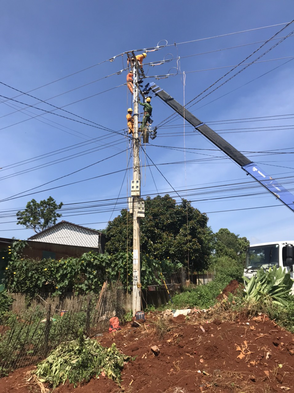 PC Gia Lai: Hoàn thành các công trình nâng cao năng lực vận hành đường dây giải tỏa công suất điện mặt trời mái nhà - Ảnh 1.