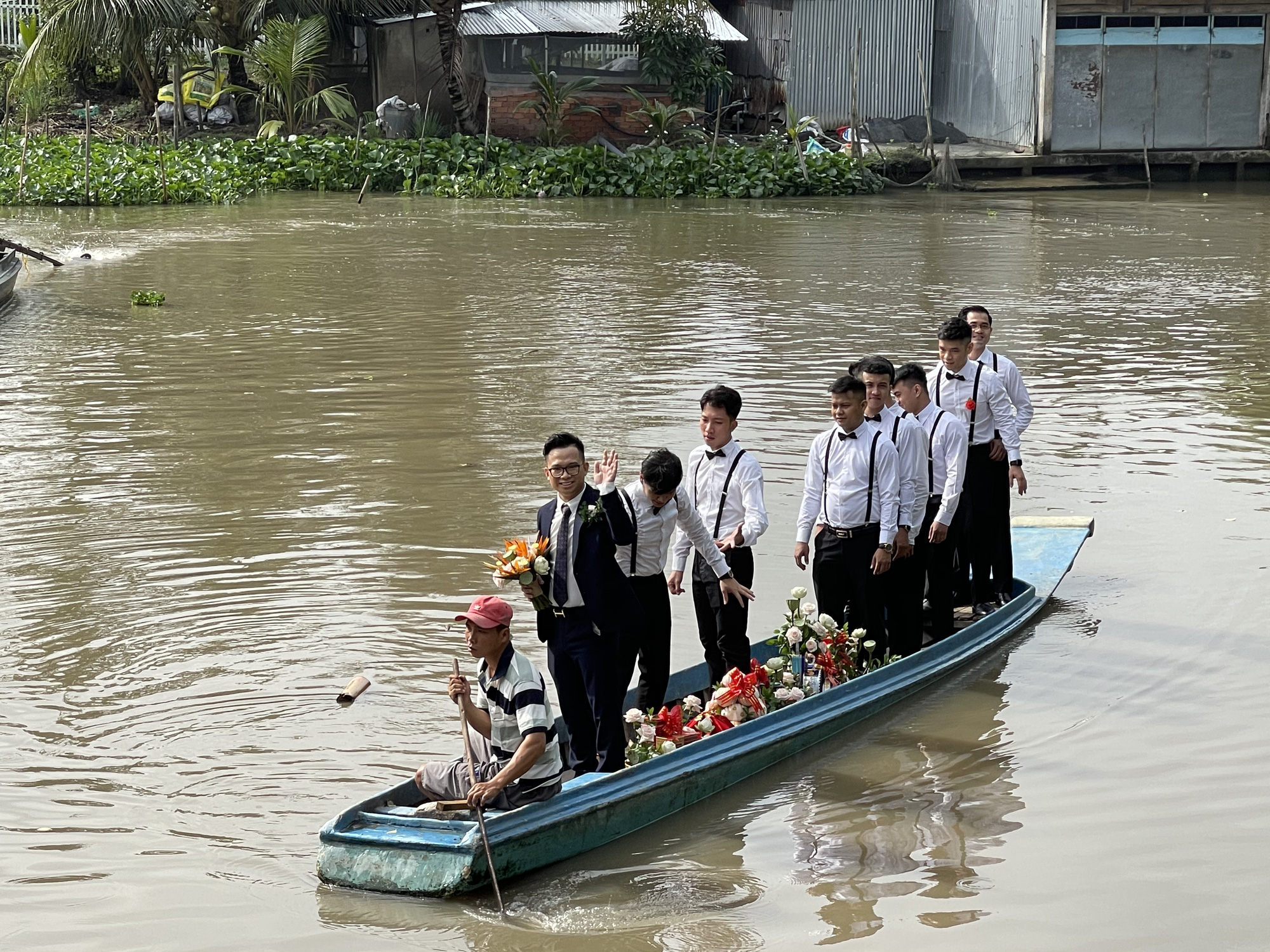 &quot;Choáng&quot; vì Á hậu Thúy An đeo vàng &quot;nặng trĩu&quot; ngày cưới chồng tiến sĩ hơn 10 tuổi - Ảnh 6.